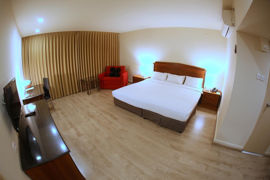 Avia Hotel & Resort Yehud-Monosson Buitenkant foto