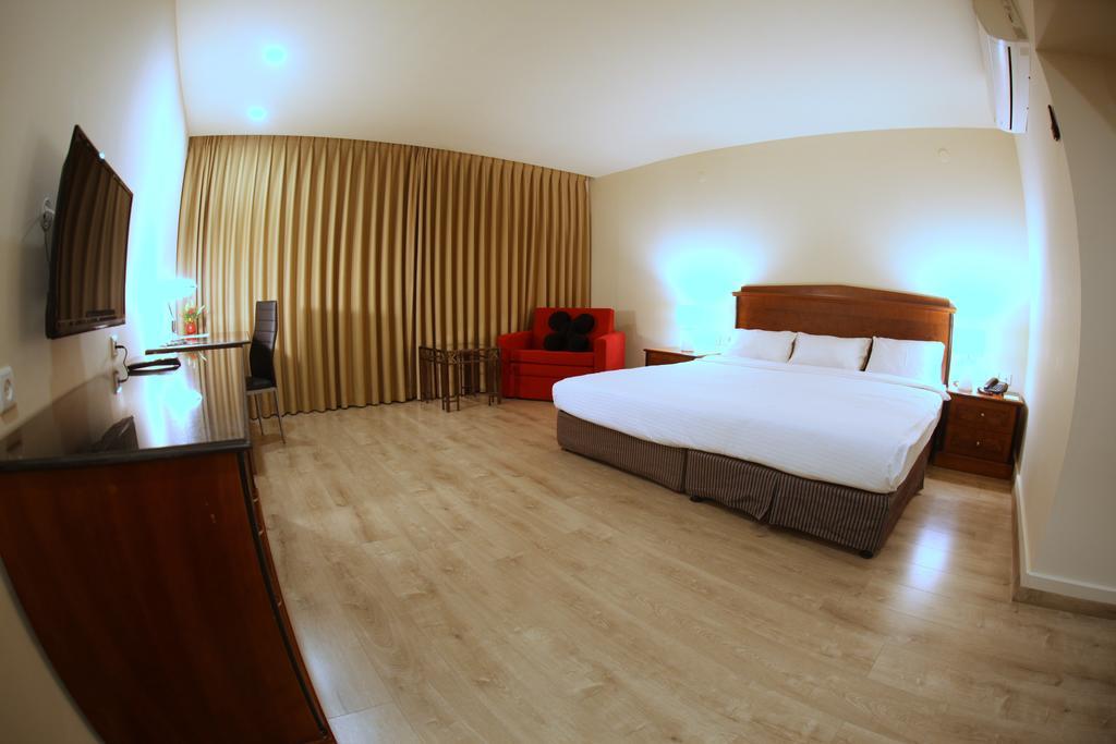 Avia Hotel & Resort Yehud-Monosson Buitenkant foto