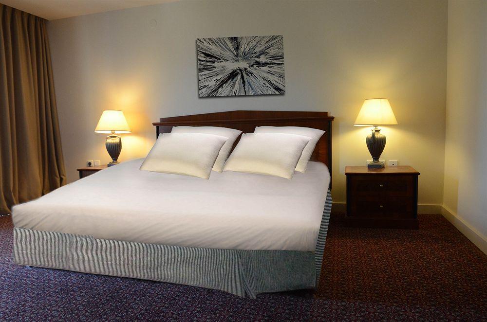 Avia Hotel & Resort Yehud-Monosson Buitenkant foto
