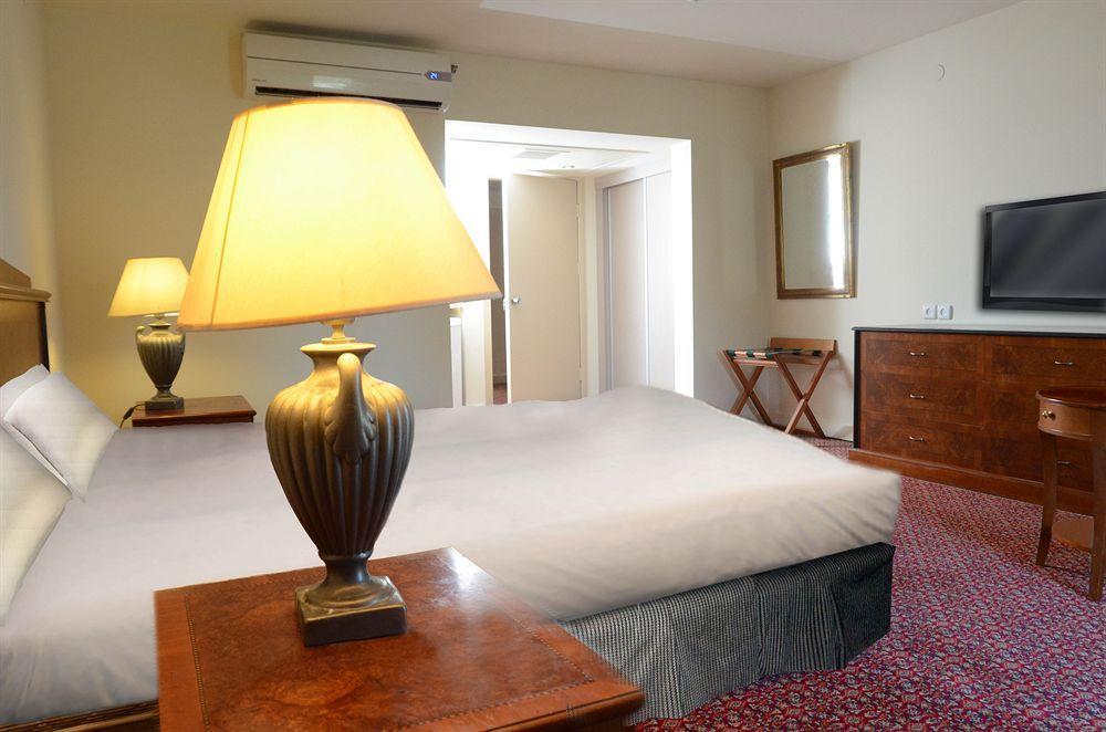 Avia Hotel & Resort Yehud-Monosson Buitenkant foto