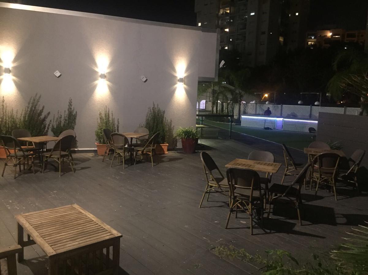 Avia Hotel & Resort Yehud-Monosson Buitenkant foto