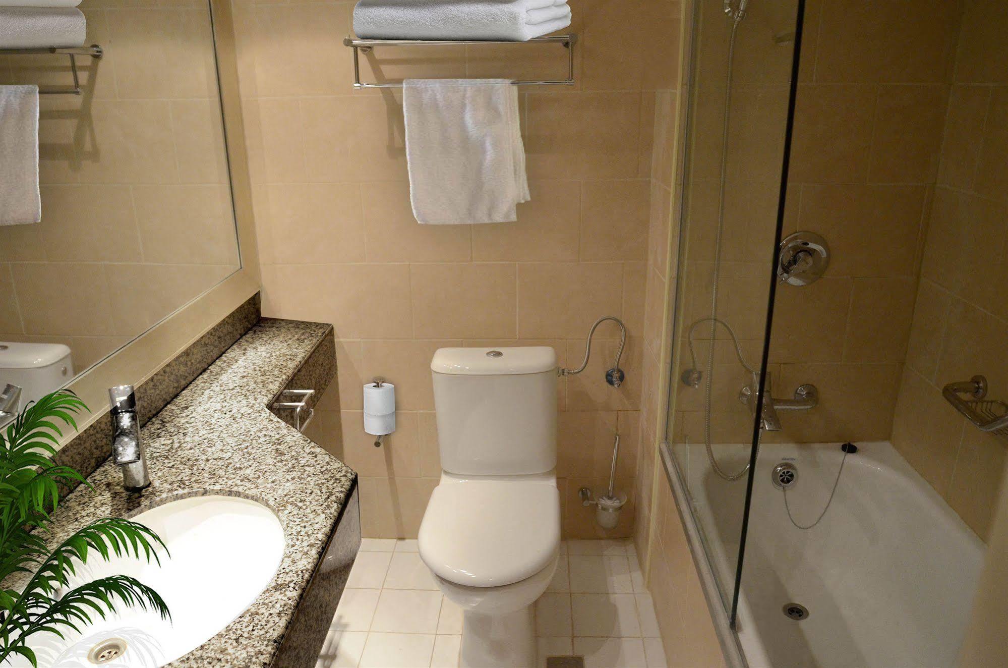 Avia Hotel & Resort Yehud-Monosson Buitenkant foto