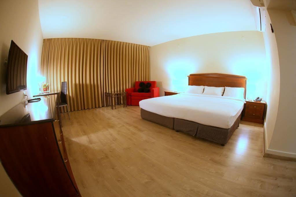 Avia Hotel & Resort Yehud-Monosson Buitenkant foto